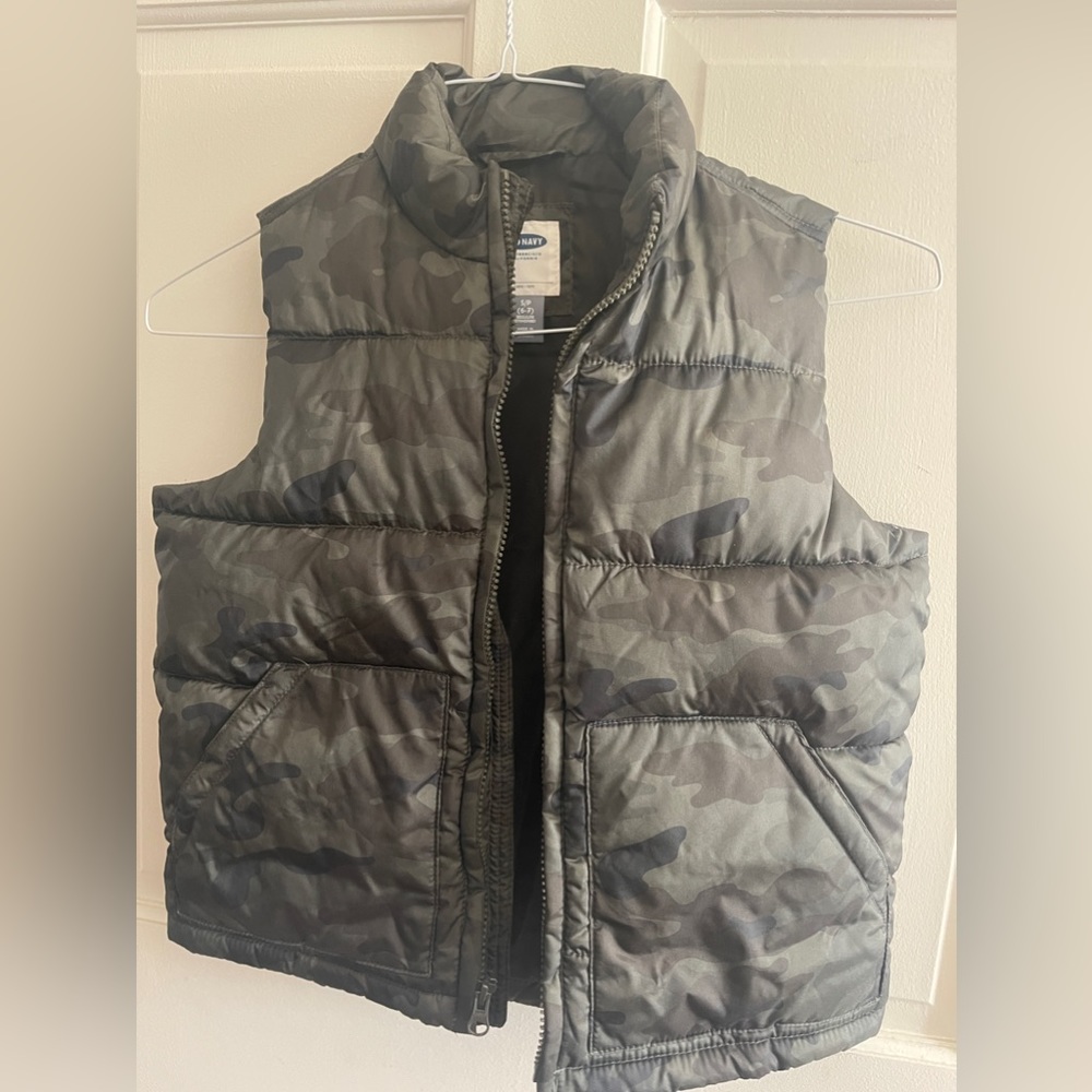 Old Navy Puffer Vest - Camo - size 6-7
